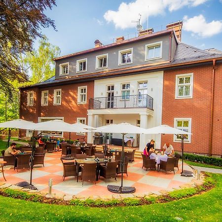 Manor House Hotel Броумов Екстериор снимка