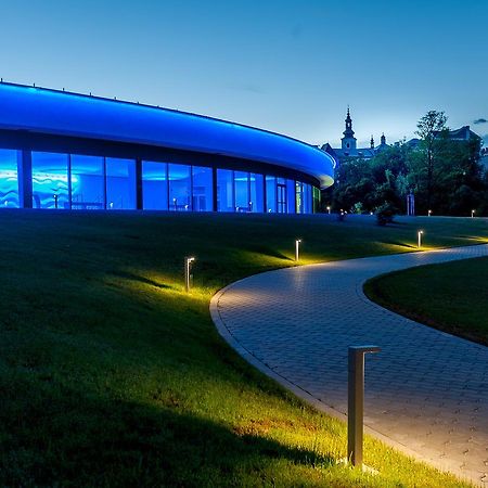 Manor House Hotel Броумов Екстериор снимка