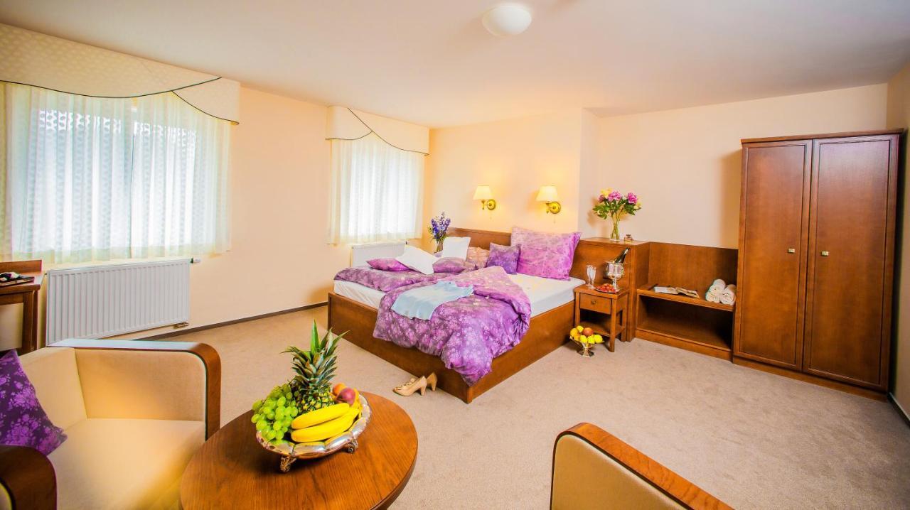 Manor House Hotel Броумов Екстериор снимка