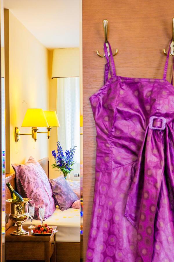 Manor House Hotel Броумов Екстериор снимка