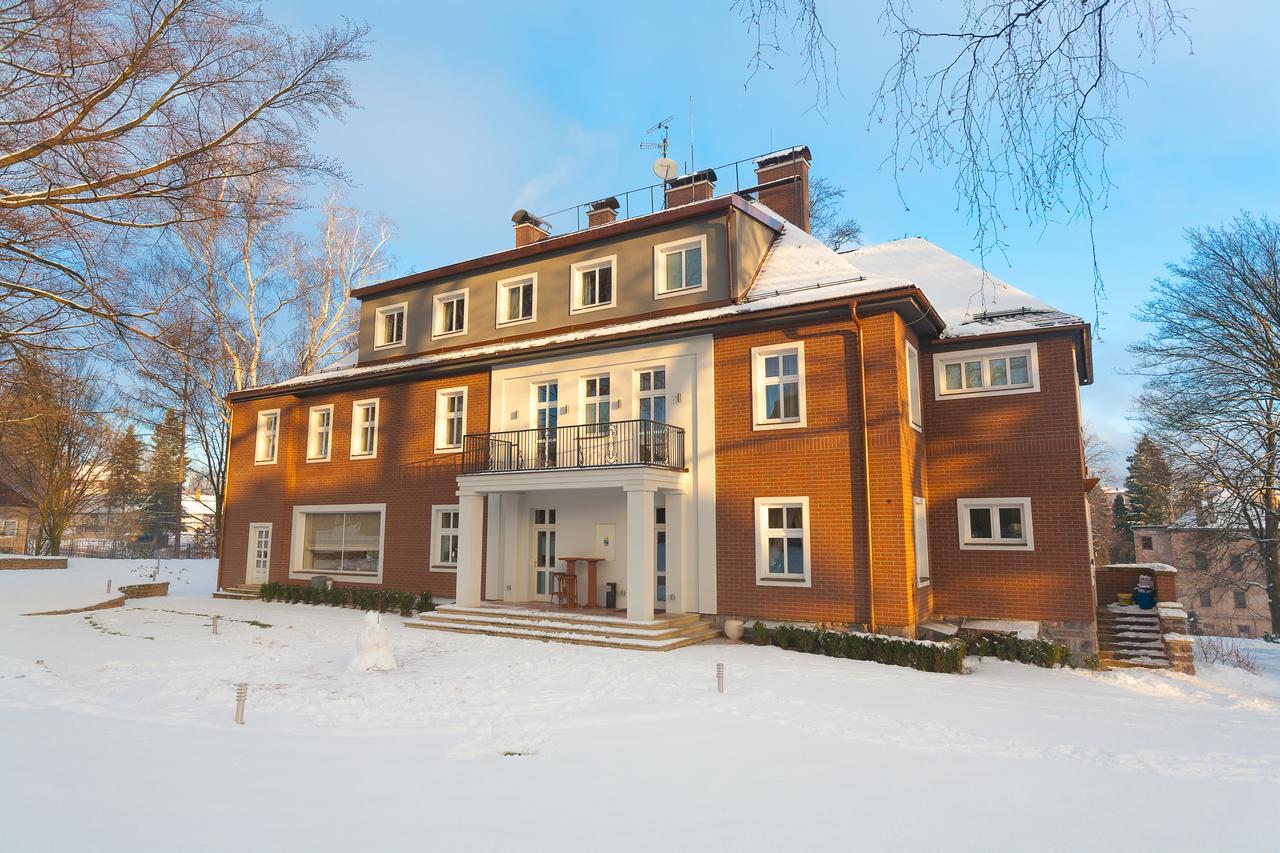 Manor House Hotel Броумов Екстериор снимка