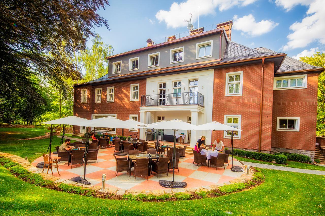 Manor House Hotel Броумов Екстериор снимка