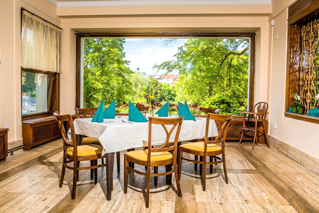 Manor House Hotel Броумов Екстериор снимка