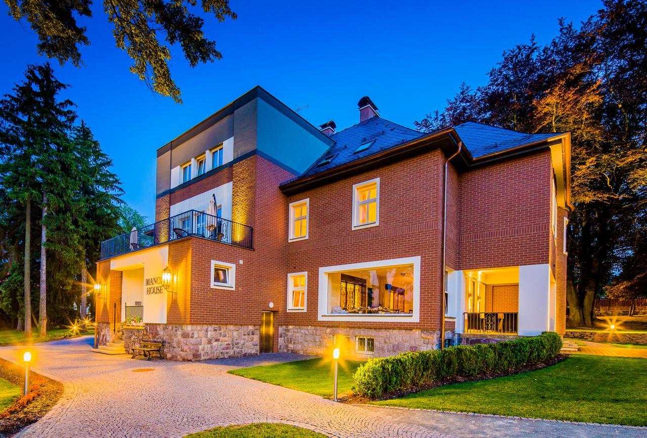 Manor House Hotel Броумов Екстериор снимка