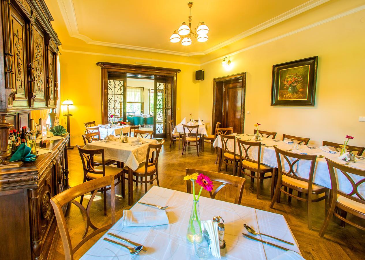 Manor House Hotel Броумов Екстериор снимка
