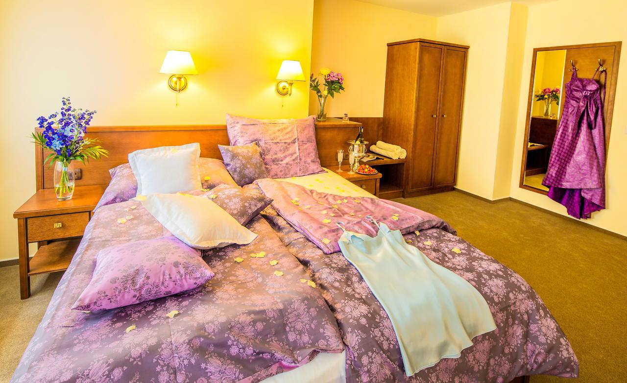 Manor House Hotel Броумов Екстериор снимка