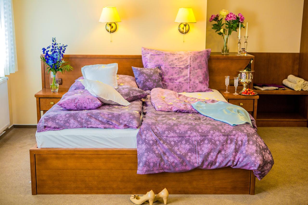 Manor House Hotel Броумов Екстериор снимка