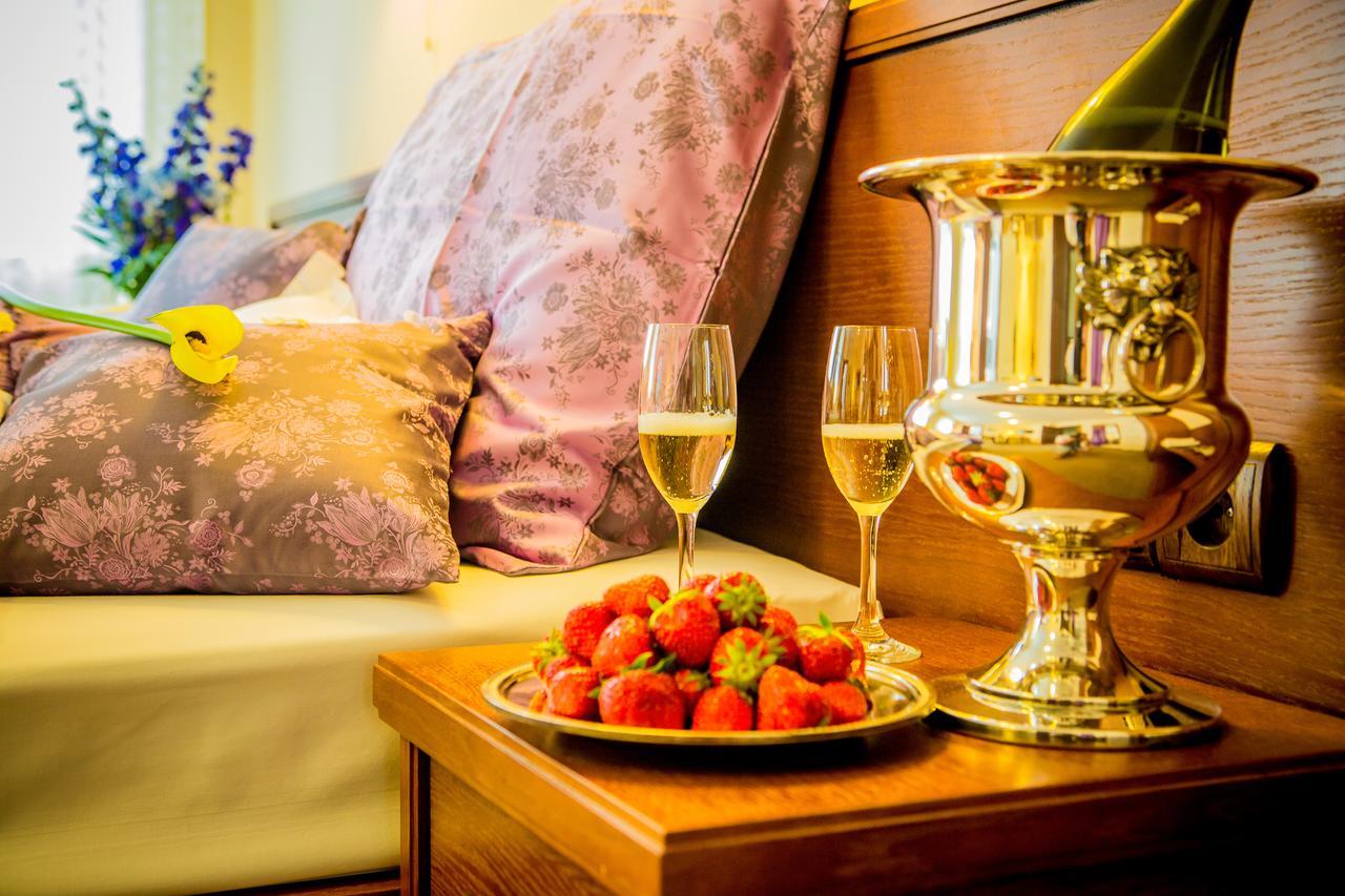Manor House Hotel Броумов Екстериор снимка