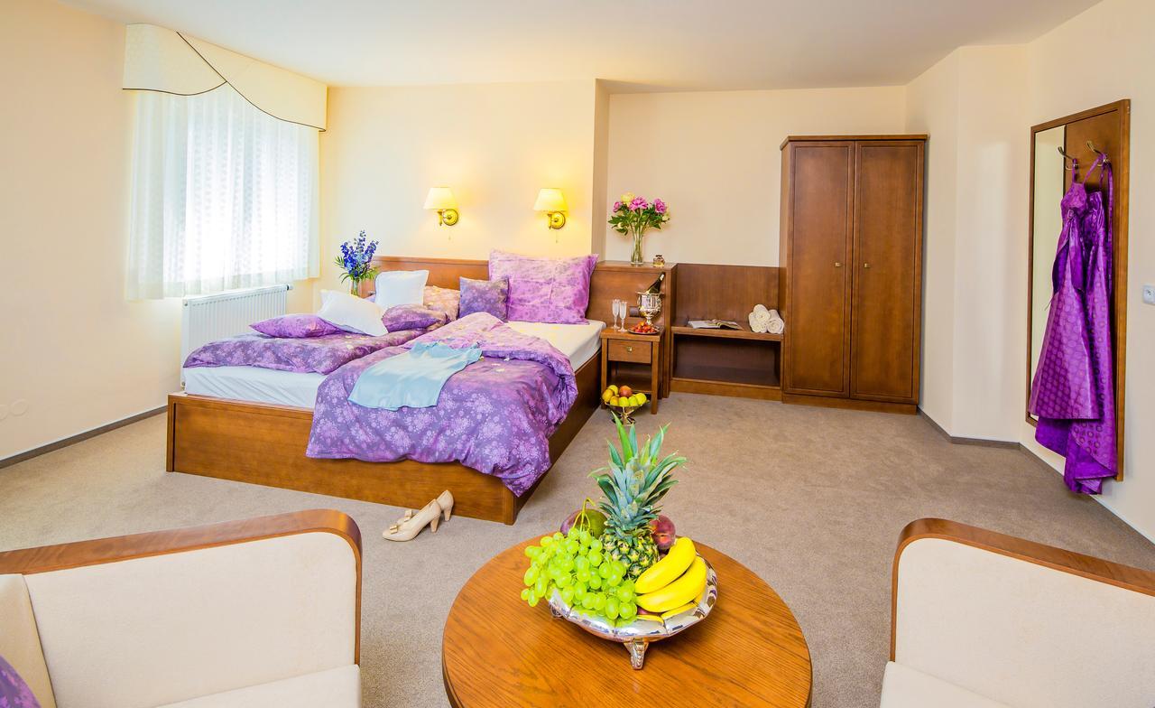Manor House Hotel Броумов Екстериор снимка