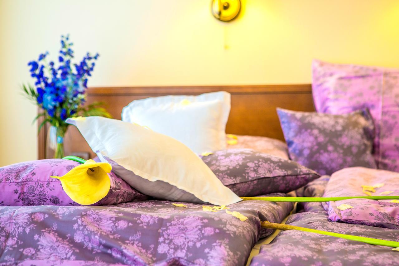 Manor House Hotel Броумов Екстериор снимка