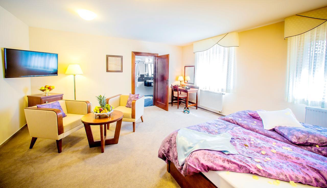 Manor House Hotel Броумов Екстериор снимка